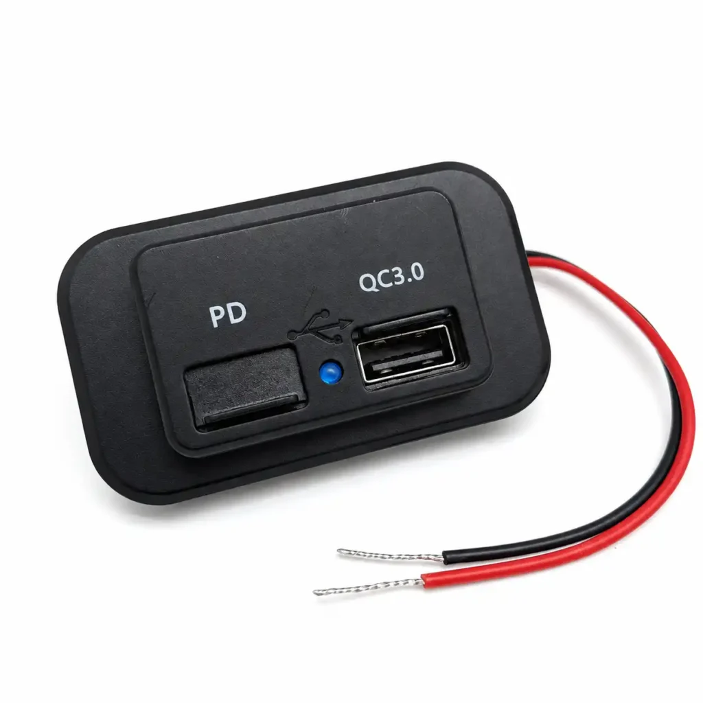 USB C PD and USB A QC3.0 charging ports on panel charger